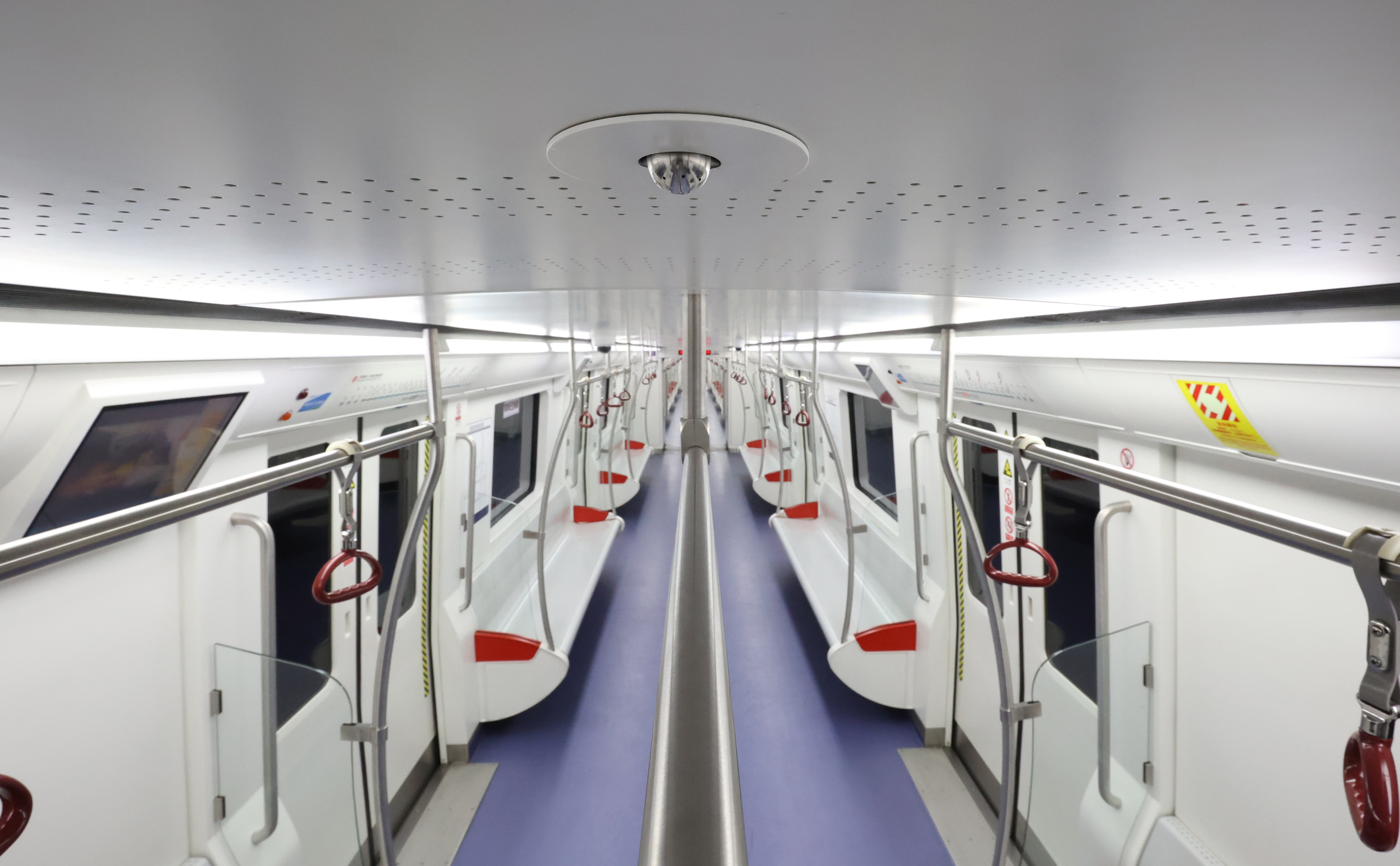 装配轨道交通车辆火灾探测和细水雾灭控火系统的沈阳地铁一号线车厢